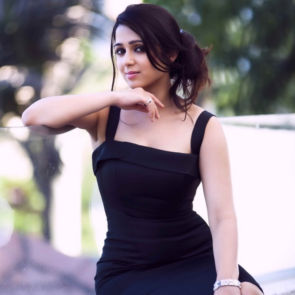 తాను తన హీరోయిన్‌లందరితో సాధారణంగా స్నేహపూర్వకంగా ఉంటానని కృష్ణవంశీ పేర్కొన్నారు. అయితే, ఒక నటితో మాత్రం ఈ స్నేహపూర్వక బంధం లేదని, ఆమె పేరు వెల్లడించబోనని తెలిపారు. ఆ నటితో తాను కేవలం ఒక సినిమా మాత్రమే చేశానని, రెండో రోజు నుంచే తమ మధ్య డిస్‌కనెక్ట్ ఏర్పడిందని వివరించారు. ఆ తర్వాత నుంచి తమ సంబంధం పూర్తిగా వృత్తిపరంగానే సాగిందని, షాట్ చెప్పడం వరకే పరిమితమైందని ఆయన అన్నారు. ఆ నటితో కనెక్ట్ అవ్వకపోవడానికి కారణం ఆమె వైఖరి నచ్చకపోవడమేనని కృష్ణవంశీ స్పష్టం చేశారు. ఆమె ప్రాజెక్ట్‌లోకి బలవంతంగా తీసుకురాబడిందని, ఇది మానిటరీ, బిజినెస్ రీజన్‌ల వల్ల జరిగిందని తెలిపారు. 