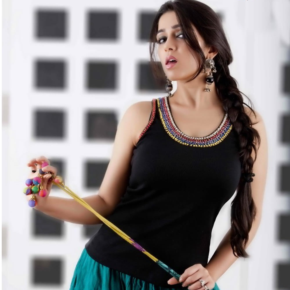 "శ్రీ ఆంజనేయం", "చక్రం" వంటి చిత్రాలలో ఛార్మితో పనిచేసిన తాను, ఆమెకున్న ప్రతిభను స్వయంగా చూశానని చెప్పారు. "చందమామ" చిత్రానికి ఆమె డబ్బింగ్ కూడా చెప్పిందని గుర్తుచేసుకున్నారు. ఛార్మికి విజయం అందించడానికి తాను రెండు మూడుసార్లు ప్రయత్నించినా, అది జరగలేదని, దీనిని ఒక మిరాకిల్‌గా, కేవలం అదృష్టం అని మాత్రమే చెప్పగలం అని కృష్ణవంశీ వ్యాఖ్యానించారు. తన చిత్రాలైన "ఖడ్గం", "మహాత్మ"లో హీరోలపై సెటైర్లు వేస్తుంటారని వచ్చిన విమర్శలకు ఆయన సమాధానమిచ్చారు. అవి తన వ్యక్తిగత అభిప్రాయాలు కావని, సమాజంలో ఉండే పాత్రలు, వారి ఆలోచనలు, ప్రవర్తనలను ప్రతిబింబించేలా ఆ సంభాషణలు ఉంటాయని వివరించారు.