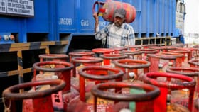 కేంద్రం నుంచి సూపర్ గుడ్‌న్యూస్.. వారికి అదనంగా సిలిండర్ల సరఫరా