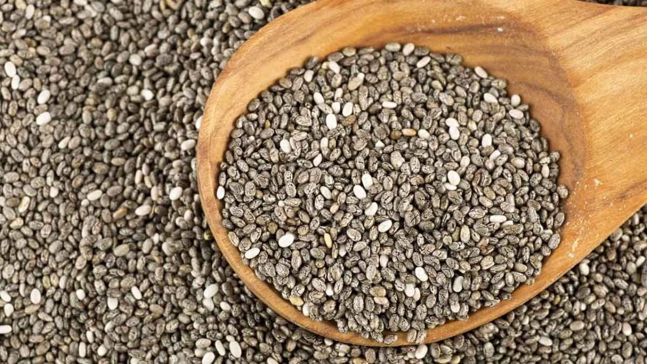 చియా సీడ్స్: జుట్టును ఆరోగ్యంగా ఉంచడంలో చియా సీడ్స్ చాలా అద్భుతంగా పనిచేస్తాయి. ఈ విత్తనాల్లో ప్రొటీన్, ఒమేగా-3 ఫ్యాటీ యాసిడ్స్ పుష్కలంగా ఉంటాయి. ఇవి స్కాల్ప్‌ను హైడ్రేటెడ్‌గా ఉంచి, పొడిబారడం, చుండ్రును తగ్గిస్తాయి. అలాగే జుట్టు వేగంగా పెరగడానికి సహాయపడతాయి.