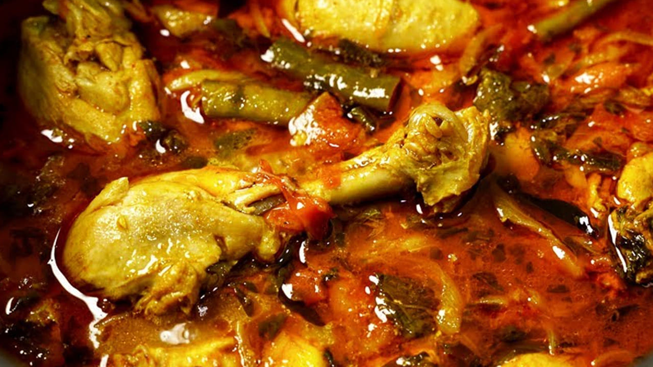 చికెన్ ఇలా మారినేషన్ చేయాలి: ముందుగా చికెన్‌ ను ఒక గిన్నెలో తీసుకుని  దానిలో కొద్దిగా పెరుగు, రుచికి తగినంత  ఉప్పు, రెండు  టేబుల్ స్పూన్స్  కారం, ఒక టీ స్పూన్ అల్లం వెల్లుల్లి పేస్ట్, అర టేబుల్ స్పూన్ పసుపు వేసి ముక్కలకు బాగా పట్టించాలి. ఇలా చేస్తే కూర వండిన తరవాత చచాలా టేస్టీగా ఉంటుంది. 
