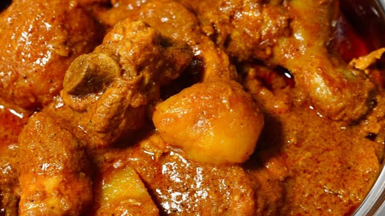 మాసాల పొడిని తయారు చేసుకోవాలి : ముందుగా  కుక్కర్‌ పెట్టి దానిలో రెండు లవంగాలు, మూడు యాలకులు, రెండు టేబుల్ స్పూన్స్ ధనియాలు వేసి  వాటిని  బాగా వేయించుకుని రోటిలో కానీ, మిక్సీలో కానీ వేసి వాటిని పొడి లాగా పట్టుకోవాలి. ఈ పొడిని కూర చివర్లో వేస్తే  చాలా చాలా రుచిగా ఉంటుంది. 
