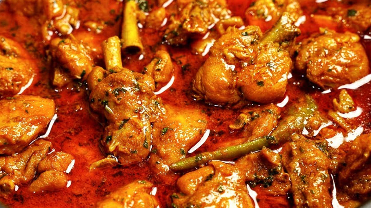 కావాల్సిన పదార్థాలు: ముప్పావు కిలో చికెన్, రెండు కప్పుల కొబ్బరి పాలు, ఒక ఉల్లిపాయ, రెండు టమాటాలు, మూడు పచ్చిమిర్చి, ఒక టేబుల్ స్పూన్ అల్లం వెల్లుల్లి పేస్ట్, అర టేబుల్ స్పూన్ పసుపు, రెండు కప్పుల పెరుగు, ఒక టేబుల్ స్పూన్ కారం, రుచికి తగినంత  ఉప్పు, రెండు టేబుల్ స్పూన్స్ నూనె, రెండు లవంగాలు, మూడు యాలకులు తీసుకోవాలి. 