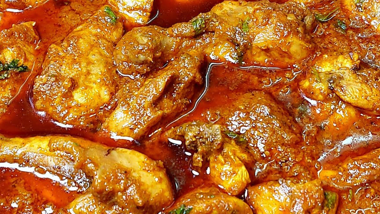 ఇప్పుడు కొబ్బరి పాల చికెన్ ను ఇలా తీసుకోవాలి : ముందుగా పాన్ పెట్టి దానిలో కట్ చేసిన ఉల్లిపాయ ముక్కలు వేసి గోల్డ్  కలర్లోకి వచ్చే వరకు వాటిని బాగా వేయించాలి. కొద్దీ సేపటి తరవాత  దానిలో నాలుగు  పచ్చిమిర్చి, నాలుగు టమాటాలు వేసి పేస్ట్ లాగా అయ్యే  వరకు పొయ్యి మీదే ఉంచి మగ్గించుకోవాలి. 