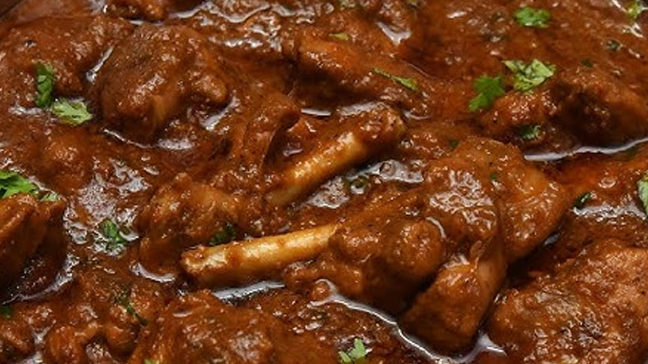 ముందుగా పక్కన పెట్టుకున్న ఈ మిశ్రమంలో చికెన్ వేసి 10 నిమిషాల పాటు వేసి బాగా కలుపుకోవాలి. చివర్లో అరకట్ట కొత్తిమీరను వేసి  కలుపుకోవాలి అలాగే,  ఒక కప్పు కొబ్బరి పాలు నీళ్లు కూడా  పోయాలి. ఇంకా దీనిలో కొద్దిగా ఉప్పు వేసి మూడు  విజిల్స్ వచ్చే వరకు  ఉడికించి కిందకు దించేయడమే.