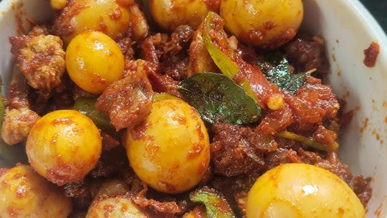 నాటు కోడి చిన్నగుడ్ల కూరకు కావాల్సిన పదార్ధాలు : 20 నాటు కోడి చిన్న గుడ్లు, రెండు ఉల్లిపాయలు, రెండు టమాటాలు, మూడు పచ్చిమిర్చి, ఒక టేబుల్ స్పూన్ అల్లం వెల్లుల్లి పేస్ట్, ఒక టేబుల్ స్పూన్ కారం, అర టేబుల్ స్పూన్ పసుపు,  ఒక టేబుల్ స్పూన్ ధనియాల పొడి, ఒక టేబుల్ స్పూన్ గరం మసాలా, రుచికి తగినంత ఉప్పు,  నాలుగు కరివేపాకు ఆకులు, అర కట్ట కొత్తిమీర, మూడు టేబుల్ స్పూన్స్ నూనెను తీసుకోవాలి. 