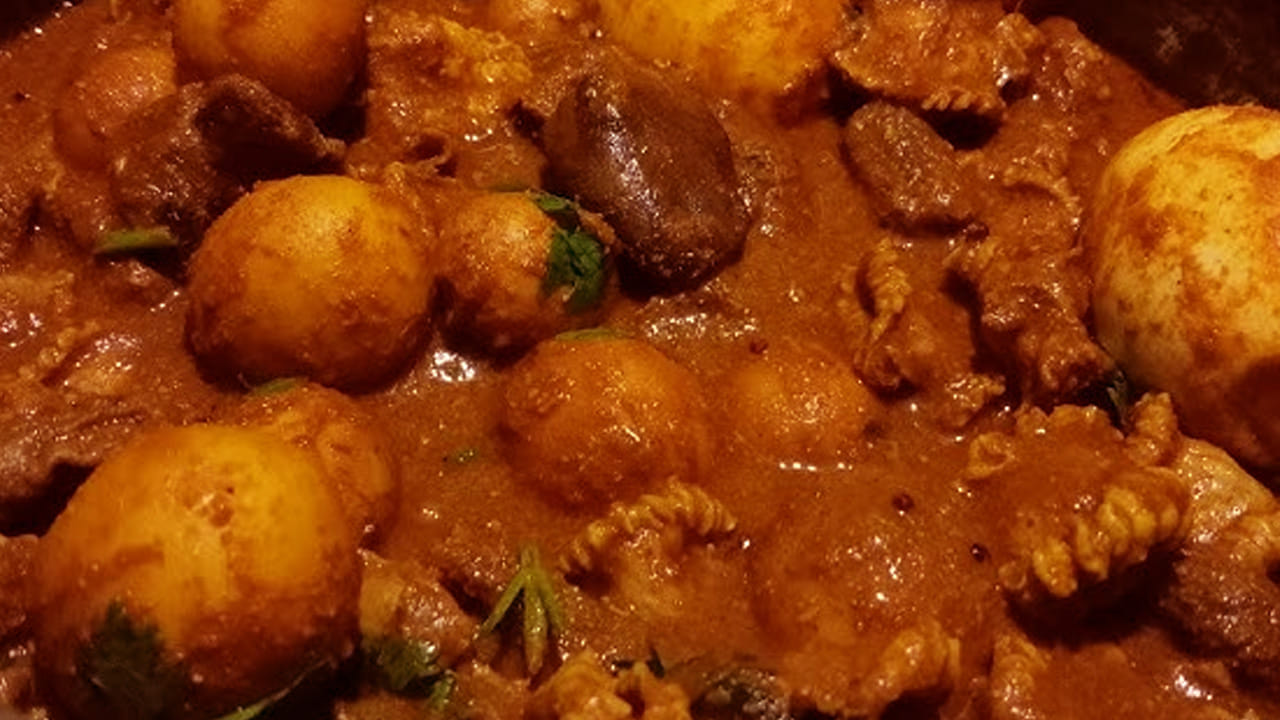 మసాలాలను ఇలా తయారు చేసుకోవాలి : ఆ తర్వాత పాన్ లో ఆయిల్ వేసి నాలుగు కరివేపాకు, రెండు పచ్చిమిర్చి కూడా బాగా వేయించుకోవాలి . ఆ తర్వాత కట్ చేసిన ఉల్లిపాయలు కూడా వేసి బంగారు రంగులోకి మారే వరకు స్టవ్ మీదే ఉంచి బాగా వేయించుకోవాలి.
