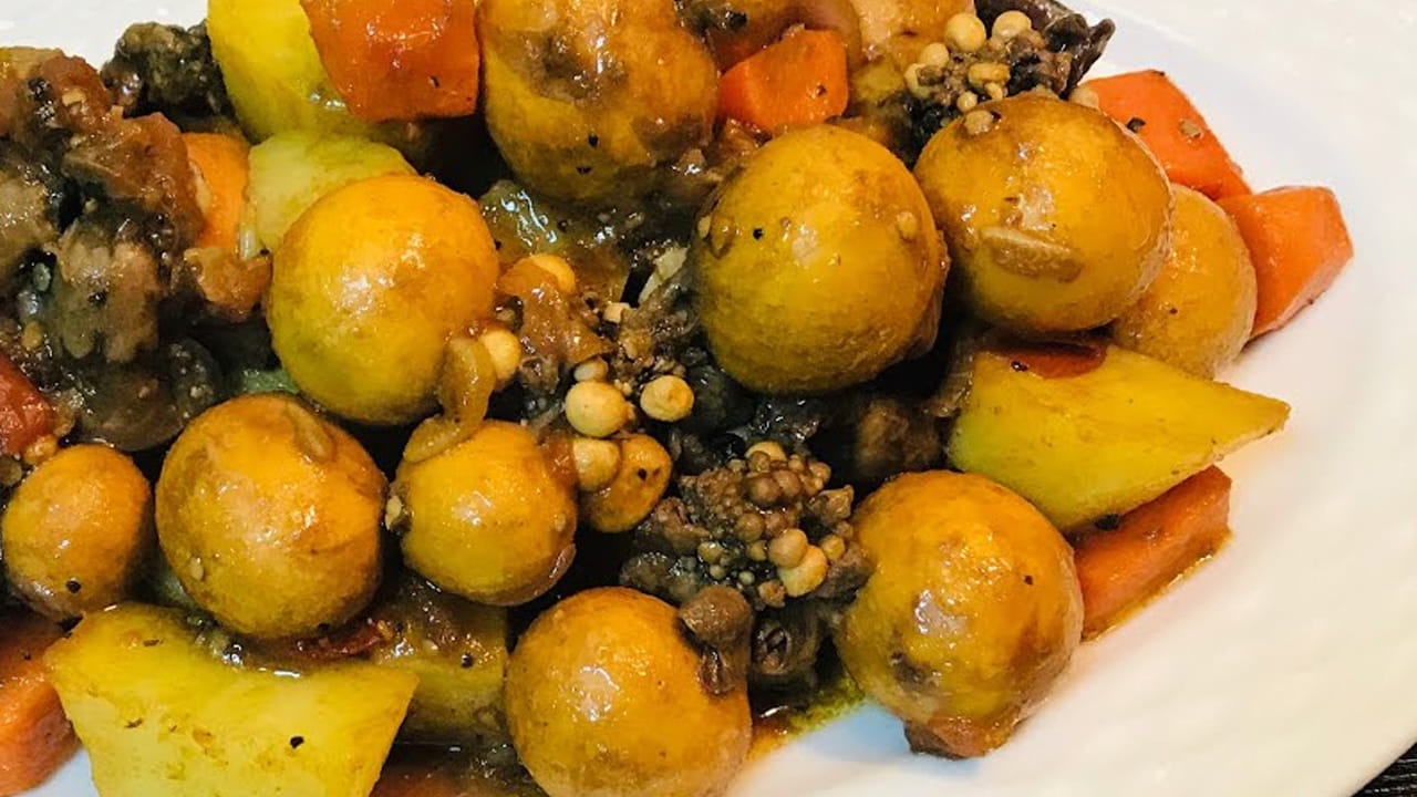 అల్లం వెల్లుల్లి పేస్ట్ మిశ్రమం :  ఈ మిశ్రమంలో ఒక టేబుల్ స్పూన్ అల్లం వెల్లుల్లి పేస్ట్ వేసి పచ్చి వాసన పోయే వరకు పొయ్యి మీదే ఉంచి బాగా వేయించుకోవాలి. ఆ తర్వాత కొద్దీ సేపటి తర్వాత టమాటాలు కూడా దానిలో వేసి మెత్తగా అయ్యేదాకా పొయ్యి మీదే ఉడికించాలి. ఇలా చేస్తే గ్రేవీ లాగా అవుతుంది. 
