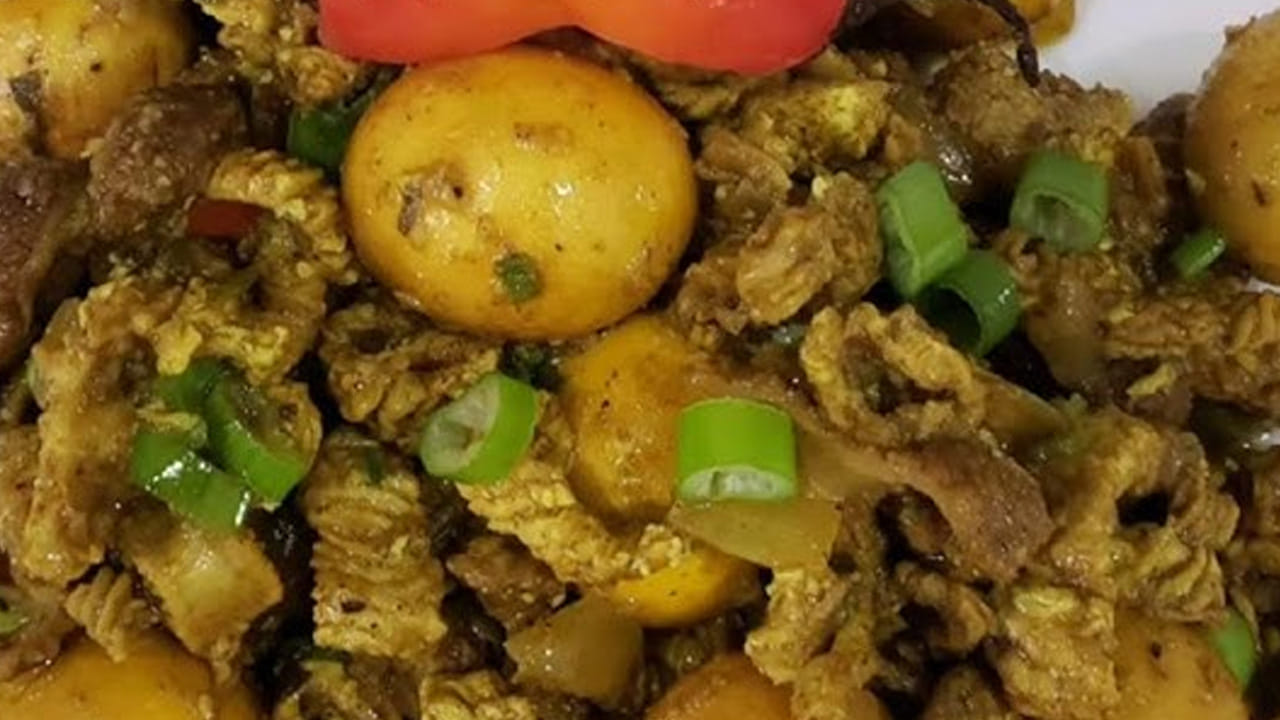 ఉల్లిపాయలు, టమోటాలు బాగా మగ్గిన తర్వాత ఒక టేబుల్ స్పూన్ కారం , అర టేబుల్ స్పూన్ పసుపు, రుచికి తగినంత ఉప్పు, ఒక టేబుల్ స్పూన్ ధనియాల పొడిని వేసి బాగా కలుపుకోవాలి. ఇప్పుడు ముందుగా పక్కన పెట్టుకున్న గుడ్లను వేసి ఒక గ్లాసు నీళ్లు పోసి 15 నిమిషాల పాటు వాటిని బాగా మగ్గనివ్వాలి . చివర్లో  మసాలా, అర కట్ట కొత్తిమీర వేసి కిందకు దించేయడమే.