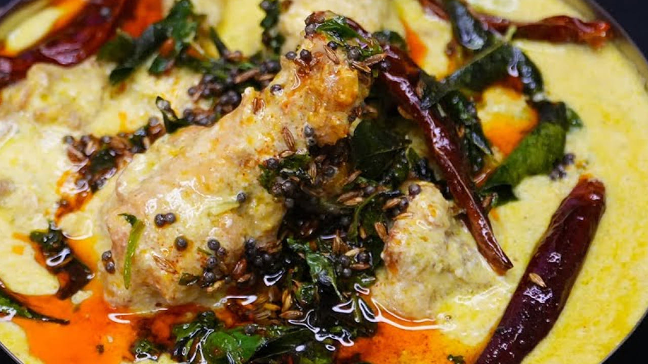 ఉల్లిపాయలు గోల్డ్ కలర్లోకి మారిన తర్వాత మారి వరకు వేయించాలి. కొద్దీ సేపటి తర్వాత ఒక టేబుల్ స్పూన్  అల్లం–వెల్లుల్లి పేస్ట్ వేసి బాగా కలపండి.  పచ్చివాసన పోయే వరకు సన్నని మంట మీద ఉంచాలి. 
