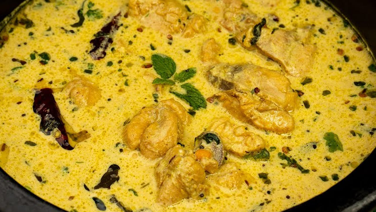 
ఇక ఇప్పుడు ముందుగా కడిగి పెట్టుకున్న చికెన్ ముక్కలు వేసి కొద్దిగా పసుపు, రుచికి సరిపడా ఉప్పు,  ఒక టేబుల్ స్పూన్ కారం, ధనియాల పొడి వేసి మిక్స్ అయ్యేలా కలుపుకోవాలి. ఆ మసాలా చికెన్‌కు బాగా పట్టించాలి. 
