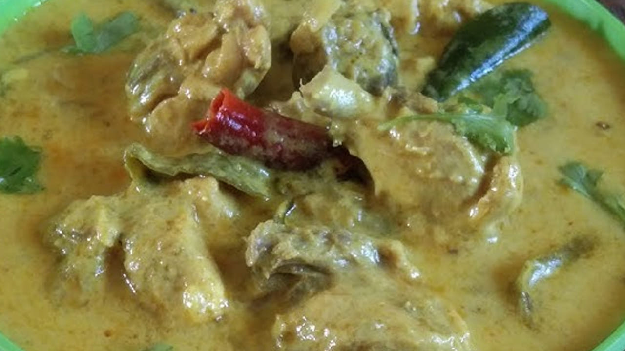 
చికెన్ బాగా ఉడికిన తర్వాత, మజ్జిగను పోసి మీడియం మంట మీద ఉంచాలి. ఇలా స్టవ్ మీదే 10 నిమిషాల పాటు ముక్కలను  మగ్గనివ్వండి. చివర్లో ఒక టేబుల్ స్పూన్ గరం మసాలా, కొత్తిమీర వేసి 5 నిమిషాల పాటు స్టవ్ ఆఫ్ చేయాలి. అంతే,భీమవరం స్టైల్ చికెన్ మజ్జిగ పులుసు రెడీ. 
