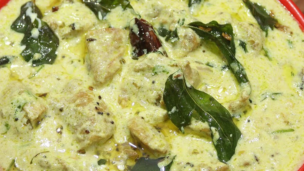 మీరు ముందుగా గ్యాస్ వెలిగించి దాని మీద  పాన్ పెట్టి దానిలో ఆయిల్ వేసి దానిలో కొద్దిగా ఆవాలు, జీలకర్ర వేసి ఆ తర్వాత నాలుగు కరివేపాకు ఆకులు వేసి బాగా  వేయించుకోవాలి. కట్ చేసిన ఉల్లిపాయలను వేసి, పచ్చిమిర్చి వేసి మీడియం మంటపై ఉంచాలి. 

