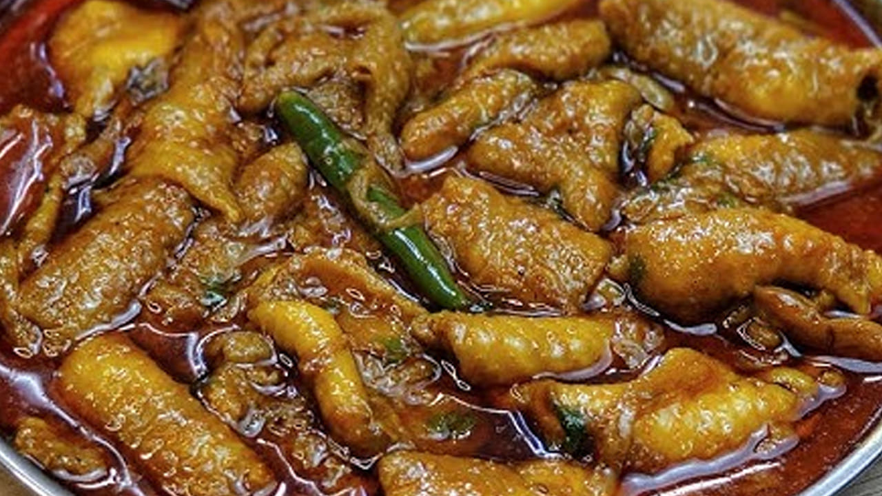 
చికెన్లో తోలు తినడం ఆరోగ్యానికి అస్సలు మంచిది కాదని నిపుణులు చెబుతున్నారు. ఎందుకంటే, దీనిలో అధిక కొవ్వు, క్యాలరీలు ఉంటాయి. దీనిని తిన్న తర్వాత ఆరోగ్యానికి బలం అంటున్న మాట కొంత సేపు పక్కన పెడదాము. దీని వలన నష్టాలే ఎక్కువగా ఉన్నాయి. 

