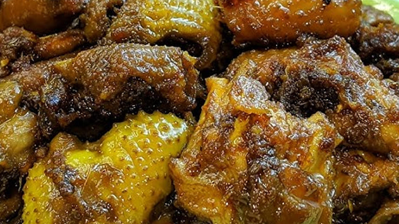 ఆదివారం వస్తే చాలు చికెన్ లేదా మటన్ ఇంట్లో ఉండకాల్సిందే. ఇంకొందరికి ముక్క లేనిదే ముద్ద దిగదు. అలాంటోళ్ళు ఎడా పెడా తింటూనే ఉంటారు. అయితే, చికెన్ లో ఒక పార్ట్ ను అస్సలు తినొద్దని చెబుతున్నారు.అదేంటో ఇక్కడ చూద్దాం.