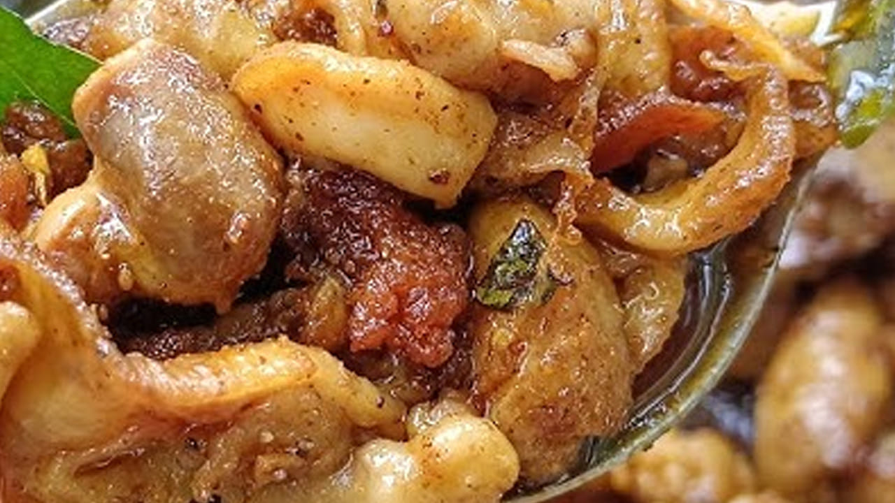 చికెన్ తోలు తినడం వలన  బరువు  ఈజీగా పెరుగుతారు. అలాగే, గుండె సంబంధిత సమస్యలు కూడా వస్తాయి. మరి, ముఖ్యంగా బ్రాయిలర్ కోడి చికెన్ తోలు అస్సలు తినొద్దని చెబుతున్నారు. 
