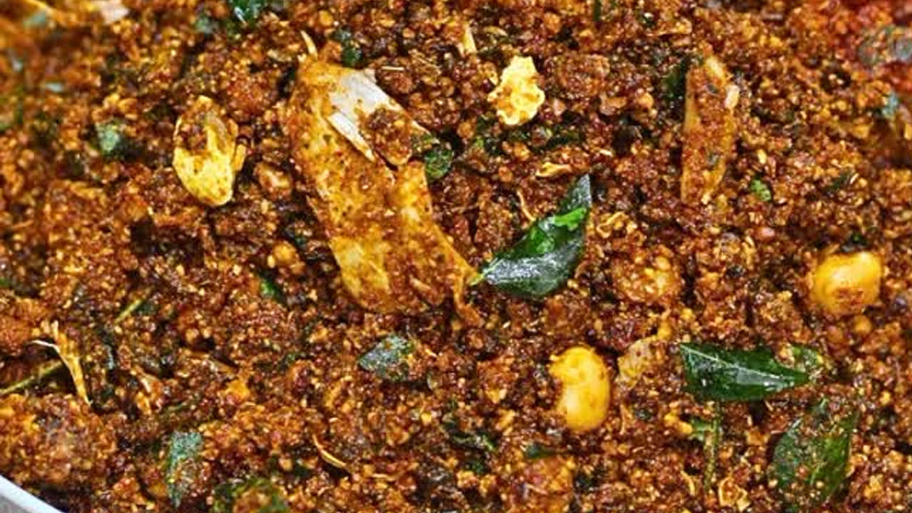 తర్వాత స్టవ్ ఆన్ చేయాలి. అందులో నూనె పోసి, వీటిని బాగా బంగారు రంగు వచ్చే విధంగా వేయించి తీసుకోవాలి. తర్వాత ఇందులోనే అర కప్పు వెల్లుల్లి రెబ్బలు, అరకప్పు కరివేపాకు కూడా వేసి వేయించి పక్కన పెట్టుకోవాలి.