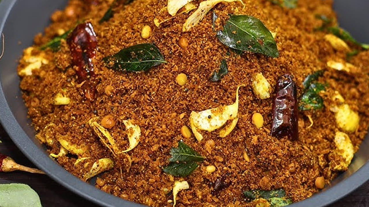 తర్వాత ఎండు మిర్చి, ధనియాలు, జీలకర్ర, వెల్లుల్లి రెబ్బలు, కరివేపాకు వేసి వేయించుకొని పక్కన పెట్టుకోవాలి. తర్వాత వీటిని బాగా మెత్తగా గ్రైన్ చేసుకోవాలి. తర్వాత ఇందులోనే చికెన్ ముక్కలు కూడా వేసి గ్రైన్ చేసుకోవాలి.