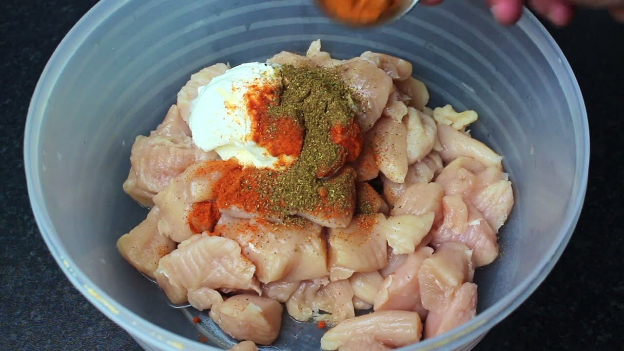 కావాల్సిన పదార్థాలు : బోన్ లెస్ చికెన్, మెంతి పొడి చిటికెడు, ధనియాల పొడి, గరం మసాలా, జీలకర్ర, వెల్లుల్లి రెబ్బలు, కరివేపాకు, ఉప్పు, కారం, పసుపు,నూనె, వీలైతే ఒక నిమ్మకాయ