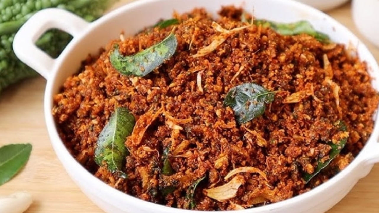 తయారీ విధానం : ముందుగా చికెన్ శుభ్రంగా కడిగి కుక్కర్‌లో వేసి  కొంచెం పసుపు, ఉప్పు వేసి బాగా ఉడికించాలి. చికెన్ ముక్కలు మొత్తం ట్రై అవ్వాలి. ఇలా చేస్తే చాలా సులభంగా చికెన్ కారం పొడి చేయవచ్చును.