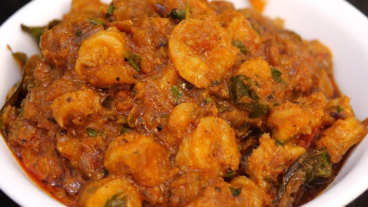 ఇక ఇప్పుడు పాన్ పెట్టి ఆయిల్ వేసి, అది వేడయ్యాక  ఒక టేబుల్ స్పూన్ ఆవాలు, అర టేబుల్ స్పూన్ జీలకర్ర, ఒక కప్పు ఉల్లిపాయ ముక్కలు , అర కప్పు పచ్చిమిర్చి ముక్కలు , ఒక టేబుల్ స్పూన్ అల్లం-వెల్లుల్లి పేస్ట్ వేసి బాగా వేయించాలి.