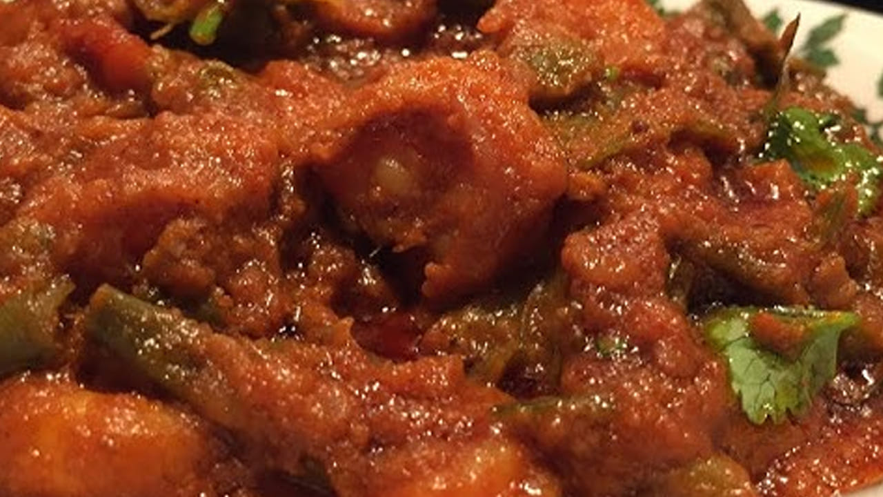 ఆ తర్వాత మ్యారినేట్ చేసిన రొయ్యల ముక్కలను తీసుకుని 5 నిమిషాలు బాగా వేయించాలి. ఆ తర్వాత ఒక కప్పు టమాటా ముక్కలు, ముందుగా ఉడికించిన చిక్కుడుకాయలు, ఒక టేబుల్ స్పూన్ కారం, ఒక టేబుల్ స్పూన్ ధనియాల పొడి రుచికి సరిపడా ఉప్పును కూడా బాగా కలుపుకోవాలి.