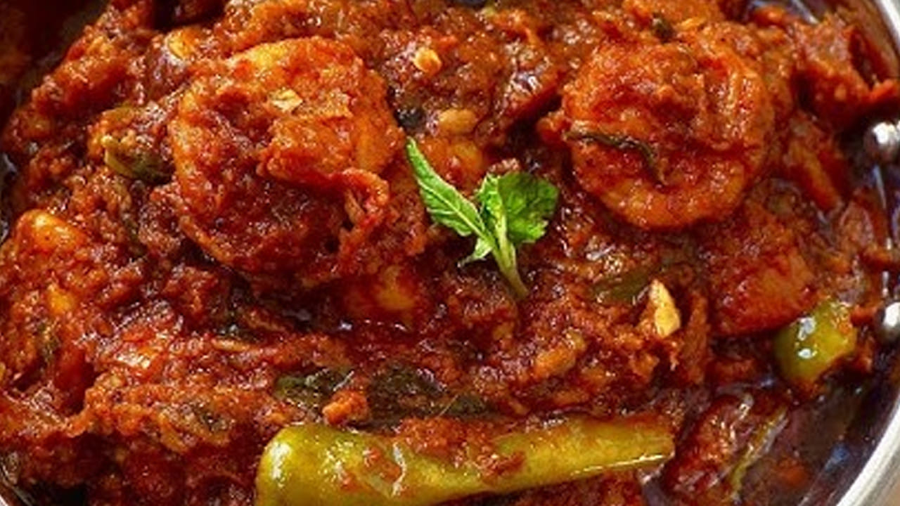 అవసరమైతే ఈ మిశ్రమంలో ఒక గ్లాస్ నీళ్లు లేదా అర గ్లాస్ కొబ్బరి పాలు పోసి ఆ తర్వాత రెండు రకాల మసాలా పొడులు కూడా దీనిలో చల్లి మూత కూడా పెట్టి నూనె పైకి తేలే వరకు ఈ కూరను బాగా ఉడికించాలి. అలాగే, దించే ముందు అర కట్ట కొత్తిమీరను చల్లి కొద్దీ సేపు ఉడికించి ఆ తర్వాత కిందకు దించుకోవాలి.