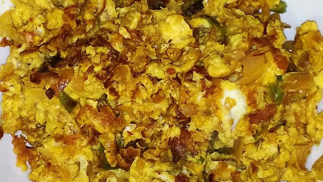 ఇప్పుడు గుడ్ల మిశ్రమాన్ని ఈ పాన్‌లో వేసి ఒక స్పూన్‌తో కలుపుతూ ఉండాలి. ఇది మిర్చితో  కలిసేపోయే వరకు దానిని బాగా కలుపుతూ మీడియం మంటపై ఉంచితే  మెత్తగా అవుతుంది. ఆ తరవాత దానిలో అర టేబుల్ స్పూన్ పసుపు,  ఉప్పు కూడా వేసి బాగా కలపాలి. 
మీకు మరింత టేస్ట్ కావాలంటే  కారం కూడా వేసుకోవచ్చు. 