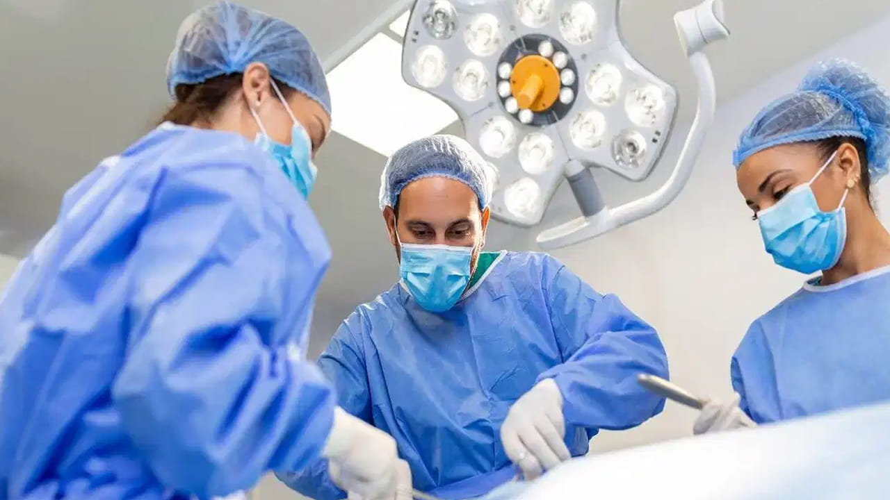 తీవ్రమైన కడుపునొప్పితో ఆస్పత్రికి వెళ్లిన వ్యక్తి.. డాక్టర్లు స్కాన్ చేసి చూడగా.. వామ్మో..