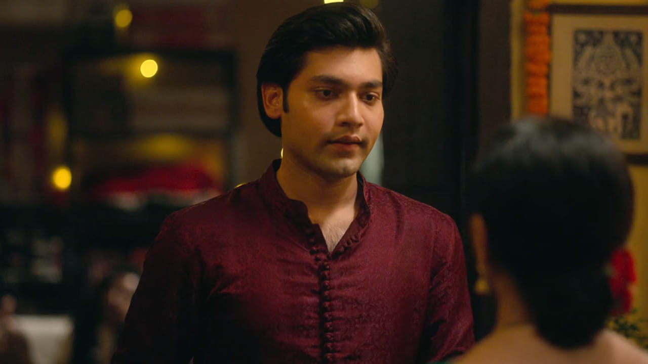 ఆ ఇంటి పెద్ద కోడలు కమలేష్ (దివ్య దత్తా) చాలా సంస్కారవంతురాలు. తన మరిది అరుణ్ (సిద్ధార్థ్ షా)ను సొంత కొడుకులా చూసుకుంది. అతడికి మంచి భార్యను తీసుకువస్తుంది. కానీ అతడి ప్రవర్తనతో విసిగి చెందిన అరుణ్ భార్య అతడి గురించి సంచలన ఆరోపణలు చేస్తుంది. ఈ సీరియల్‌లో అరుణ్ పాత్ర పోషించిన నటుడి గురించి సోషల్ మీడియాలో చాలా చర్చ జరుగుతోంది.