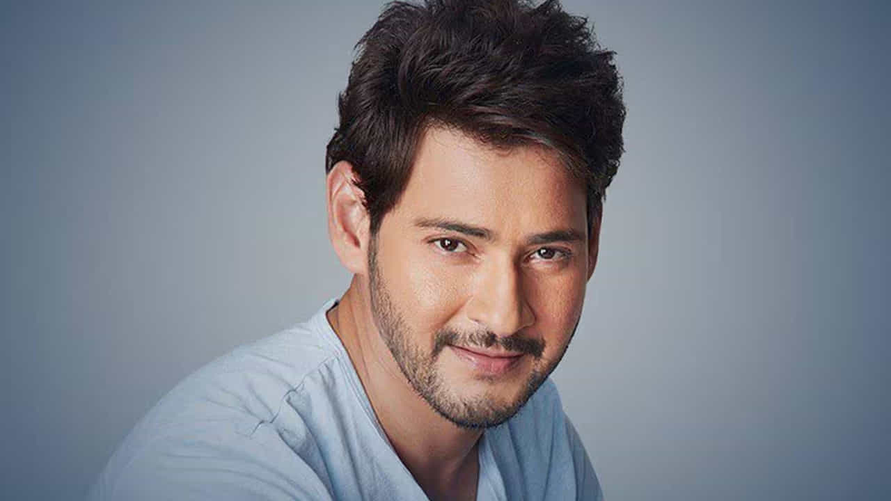 సూపర్ స్టార్ మహేష్ బాబు గురించి ప్రత్యేకంగా చెప్పాల్సిన పని లేదు. ఈ హీరోకి ఉన్న ఫ్యాన్ బేస్ గురించి ఎంత చెప్పినా తక్కువే. చాలా సింపుల్‌గా కనిపిస్తూనే, తన నటనతో అందరినీ ఆకట్టుకుంటాడు. ఈ హీరో త్వరలో వారణాసి అనే పాన్ వరల్డ్ మూవీతో అభిమానుల ముందుకు రానున్నాడు. రాజమౌళి దర్శకత్వంలో తెరకెక్కుతున్న ఈ  సినిమాపై భారీ అంచనాలు నెల కొననున్నాయి. అయితే చిరంజీవి తర్వాత మెగాస్టార్ అయ్యే ఛాన్స్ ఈ హీరోకు కూడా ఉందంటున్నారు అభిమానులు.