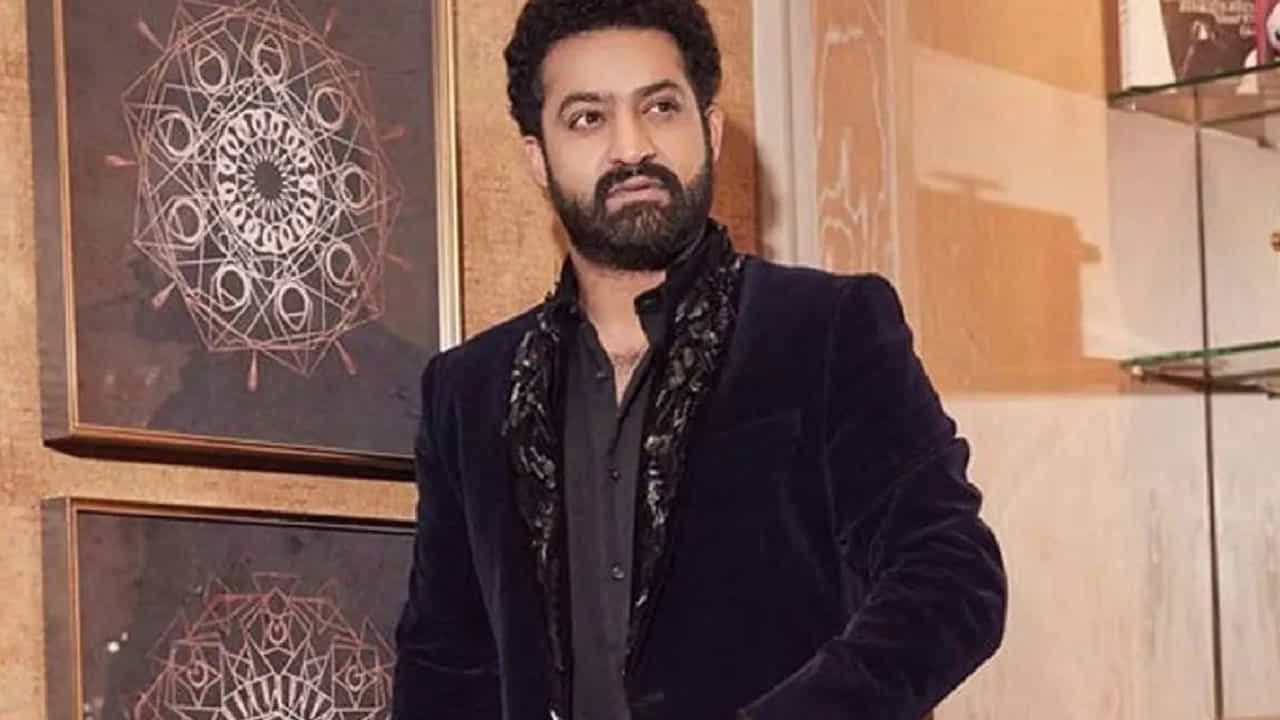 టాలీవుడ్ స్టార్ హీరో, జూనియర్ ఎన్టీఆర్ గురించి ఎంత చెప్పినా తక్కువే. తారక్ సినిమా వస్తుందంటే చాలు థియేటర్ల వద్ద ఉండే సందడే వేరుంటుంది. ప్రాధాన్యత ఉన్న కథలను ఎంచుకోవడమే కాకుండా, డైలాగ్ డెలవరీ, కామెడీ టైమింగ్ చాలా అద్భుతంగా ఉంటుంది. అంతే కాకుండా తన అభిమానులపై ఎనలేని ప్రేమను చూపిస్తాడు. అందుకే ఈ హీరో అంటే చాలా మంది అమితమైన ఇష్టం ఉంటుంది. ప్రస్తుతం ఈ హీరో కూడా పాన్ ఇండియా సినిమాలు చేస్తూ, బ్లాక్ బస్టర్ హిట్స్ అందుకుంటున్నాడు. కాగా, ఈ హీరోకు కూడా మెగాస్టార్ అయ్యే ఛాన్స్ చాలా ఎక్కువగా ఉందని నెట్టింట టాక్.