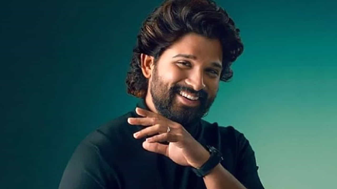 పుష్ప, పుష్ప 2 సినిమాలతో రికార్డ్స్ క్రియేట్ చేశాడు అల్లు అర్జున్. అంతే కాకుండా నటన పరంగా కూడా చాలా అద్భుతంగా నటిస్తాడు. ప్రస్తుతం పాన్ ఇండియా సినిమాలు చేస్తూ దూసుకెళ్తున్న  ఈ హీరో కూడా మెగాస్టార్ రేస్‌లో ఉండే ఛాన్స్ ఉంది. 