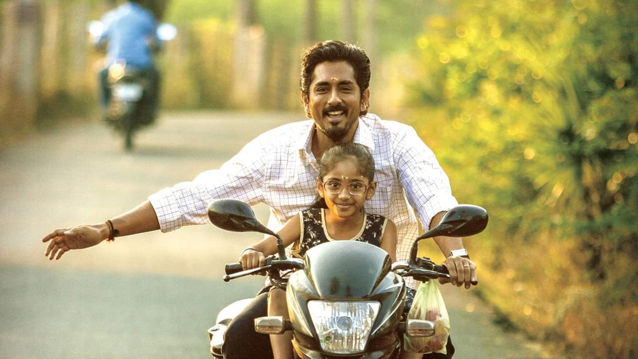 చిత్త (Chithha): సిద్ధార్థ్ నటించిన ఈ చిత్రం డిస్నీ ప్లస్ హాట్‌స్టార్‌లో అందుబాటులో ఉంది. ఇది కేవలం క్రైమ్ త్రిల్లర్ మాత్రమే కాదు, భావోద్వేగాలతో కూడిన కథ. చిన్నపిల్లలపై జరిగే అఘాయిత్యాల నేపథ్యంలో సాగే ఈ ఇన్వెస్టిగేషన్ డ్రామా ప్రతి ఒక్కరినీ ఆలోచింపజేస్తుంది. ఎలాంటి అంచనాలు లేకుండా విడుదలై ఈ మూవీ భారీ విజయాన్ని అందుకుంది. 