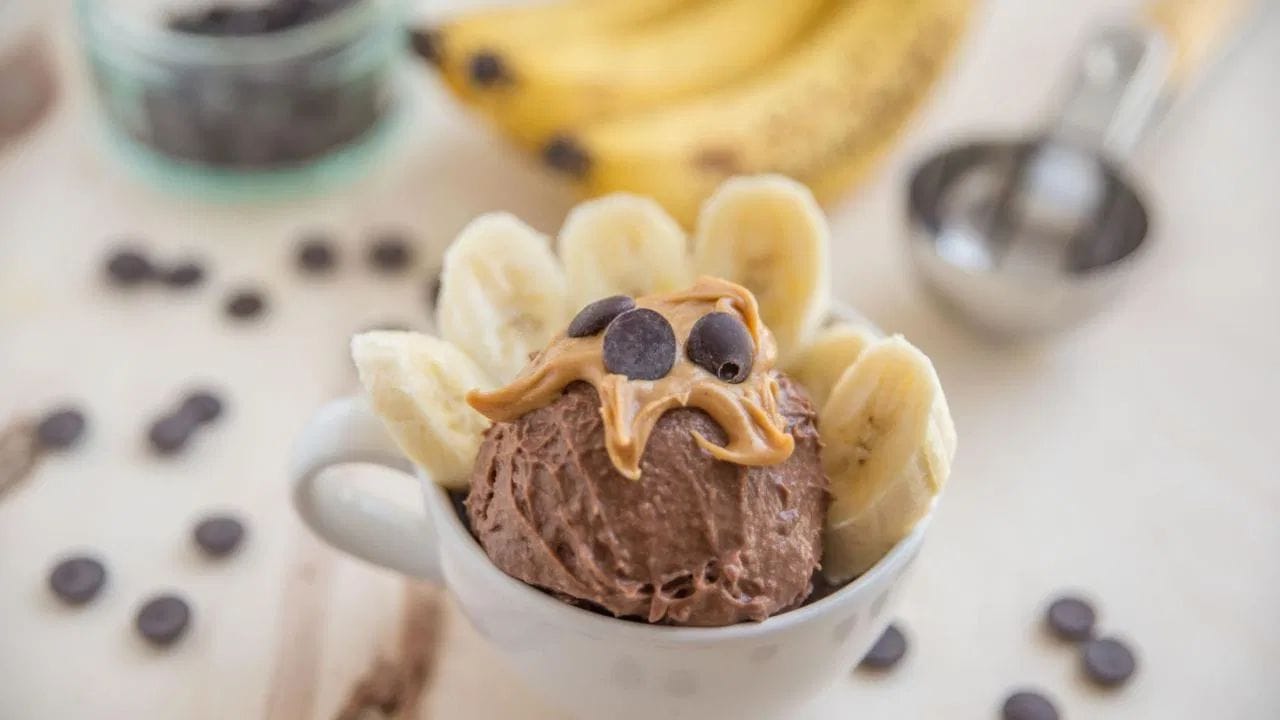 చాక్లెట్ పీనట్ బటర్ ఐస్‌క్రీమ్: ఇది పిల్లలకు ఎంతో ఇష్టమైన ఐస్‌క్రీమ్. దీని తయారికి 2 ఫ్రోజన్ అరటిపండ్లు (ఫ్రీజ్ చేసినవి), 1 టేబుల్ స్పూన్ పీనట్ బటర్, 1 టీస్పూన్ కోకో పౌడర్ సరిపోతుంది.  ఇది తయారు చేసేందుకు.. ఈ మూడు పదార్థాలను బ్లెండర్‌లో వేసి క్రీమీగా అయ్యే వరకు మిక్స్ చేయండి. దీన్ని అప్పటికప్పుడే తినవచ్చు లేదా కాసేపు ఫ్రీజ్ చేసి ఎంజాయ్ చేయవచ్చు.