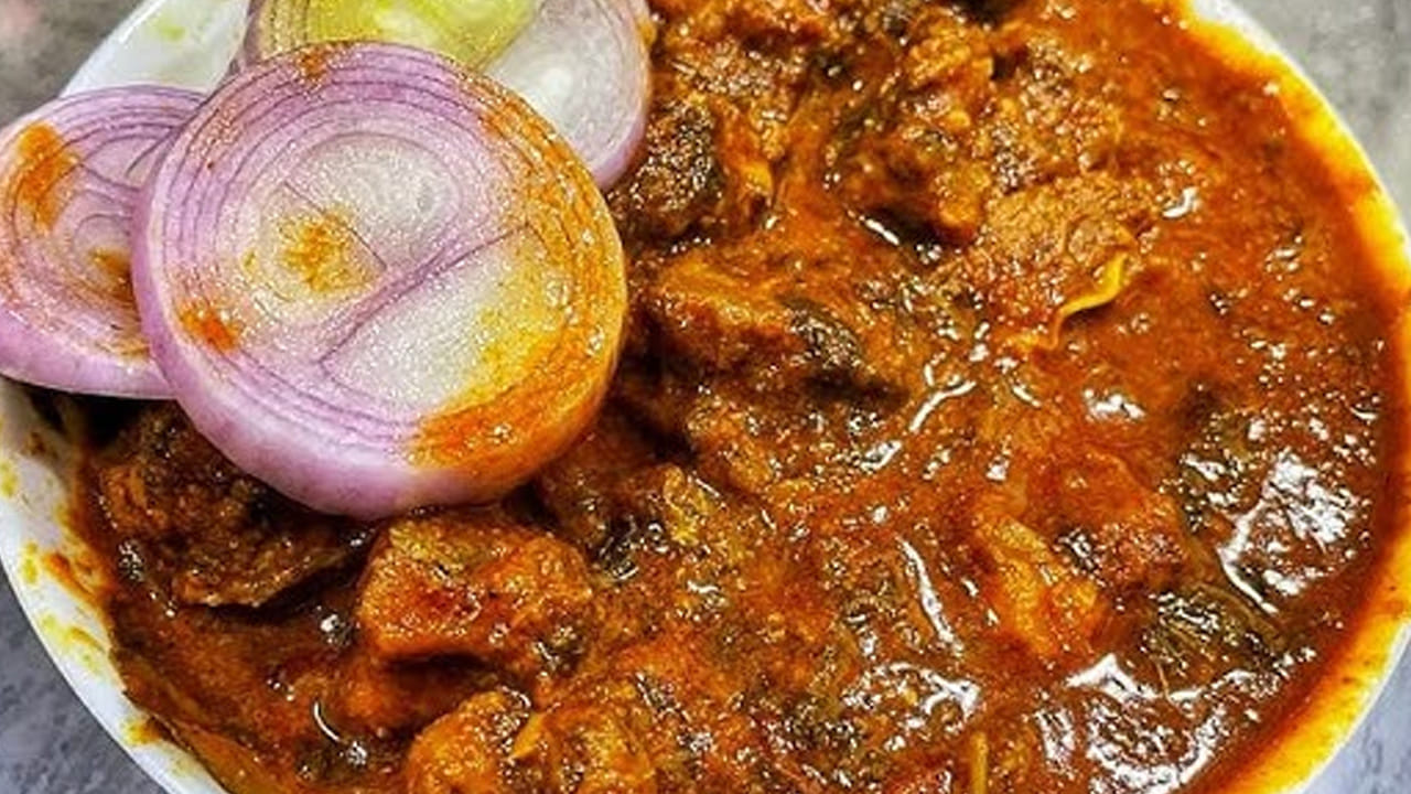 కావాల్సిన పదార్దాలు:  అర కిలో మటన్, రెండు కప్పుల చుక్కకూర,  రెండు ఉల్లిపాయలు, రెండు టమాటాలు , నాలుగు పచ్చిమిర్చి , ఒక టేబుల్ స్పూన్ అల్లం వెల్లుల్లి పేస్ట్ , ఒక టేబుల్ స్పూన్  కారం , అర టేబుల్ స్పూన్ పసుపు, ఒక టేబుల్ ధనియాల పొడి , ఒక టేబుల్ స్పూన్  గరం మసాలా, రుచికి సరిపడా ఉప్పు, నూనెను తీసుకోవాలి. 