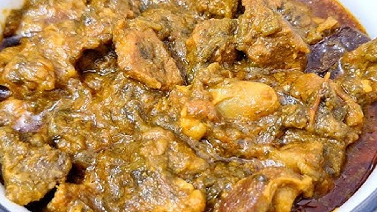 ఆ తరువాత కట్ చేసిన ఉల్లిపాయలు వేసి గోల్డ్  రంగు మారే వరకు బాగా  వేయించాలి. ఇక ఇప్పుడు ఒక టేబుల్ అల్లం వెల్లుల్లి పేస్ట్ వేసి పచ్చి  వాసన పోయే వరకు దానిని కలపాలి. ఆ తరువాత టమాటాలు కూడా  వేసి మెత్తగా అయ్యేదాకా బాగా  ఉడికించాలి. 