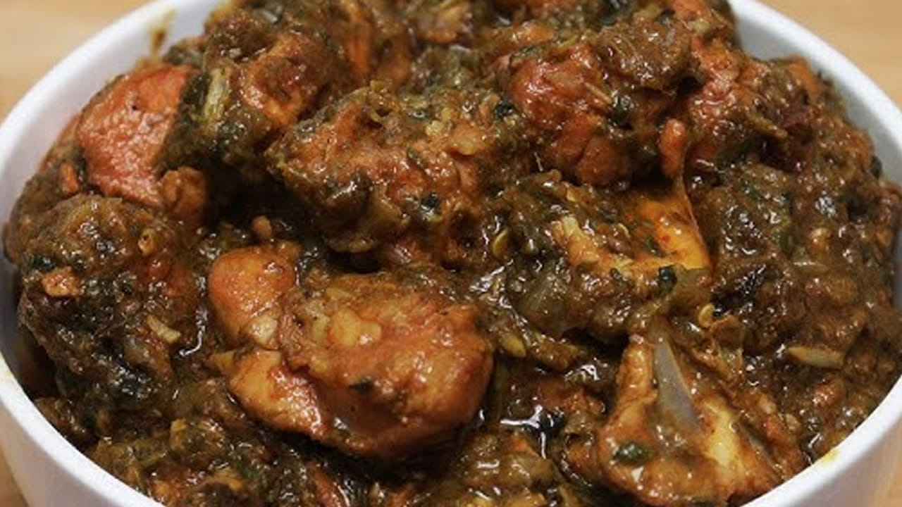 ఇప్పుడు ఒక టేబుల్ స్పూన్  కారం, అర టేబుల్ స్పూన్  పసుపు,  ఒక టేబుల్ స్పూన్ ధనియాల పొడి, ఉప్పు వేసి బాగా కలపాలి. ఉడికించిన మటన్‌ను దీనిలో  వేసి 10 నిమిషాల పాటు  మీడియం మంటపై బాగా ఉడికించాలి.