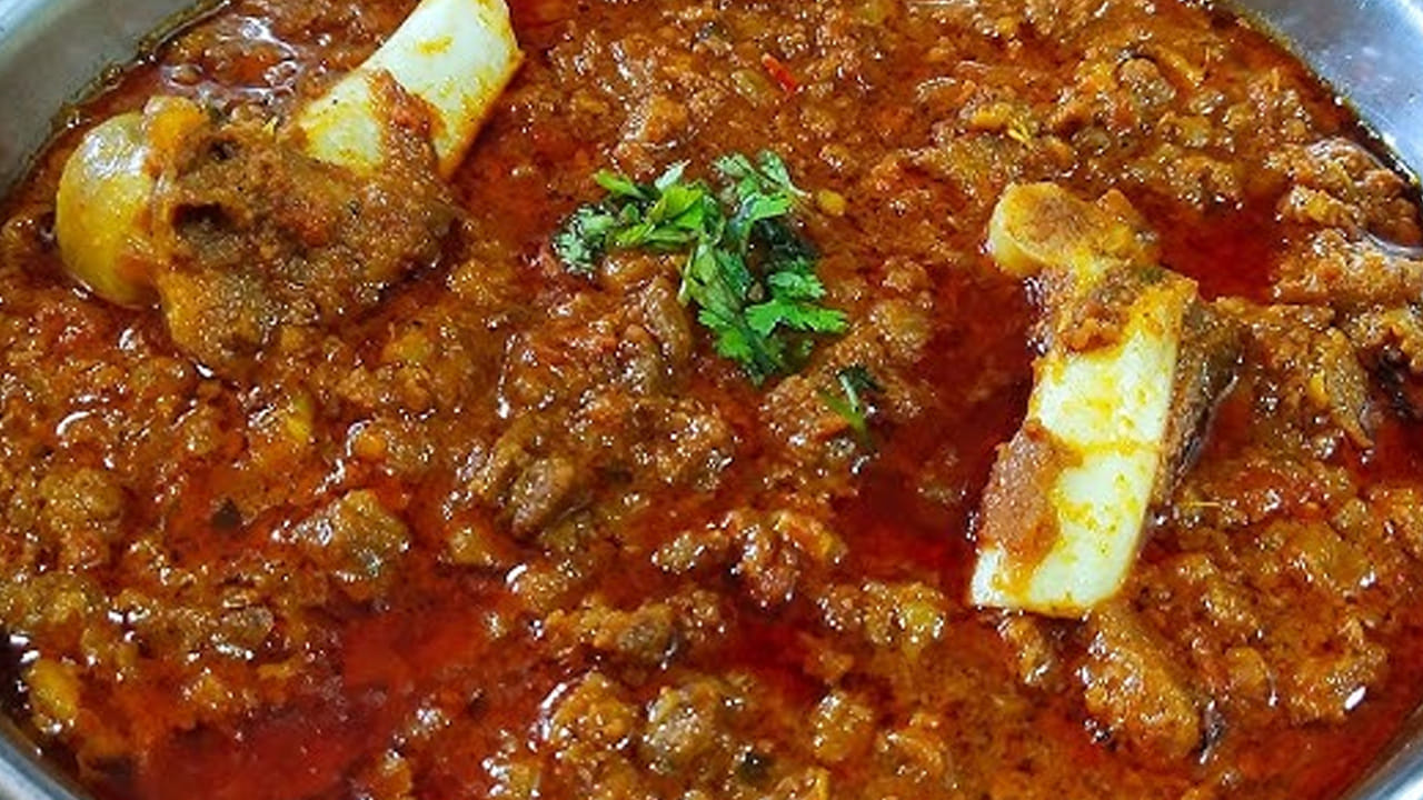 ముందుగా మటన్‌ను తీసుకుని బాగా కడిగి, పసుపు , ఉప్పు కూడా  ప్రెజర్ కుక్కర్‌లో  5 విజిల్స్ వచ్చే వరకు  బాగా ఉడికించాలి.
ఇక ఇప్పుడు పాన్ తీసుకుని  నూనెను వేడి చేసి దానిలో కరివేపాకు ఆకులు, కట్ చేసిన పచ్చిమిర్చిని  వేసి బాగా వేయించాలి. 