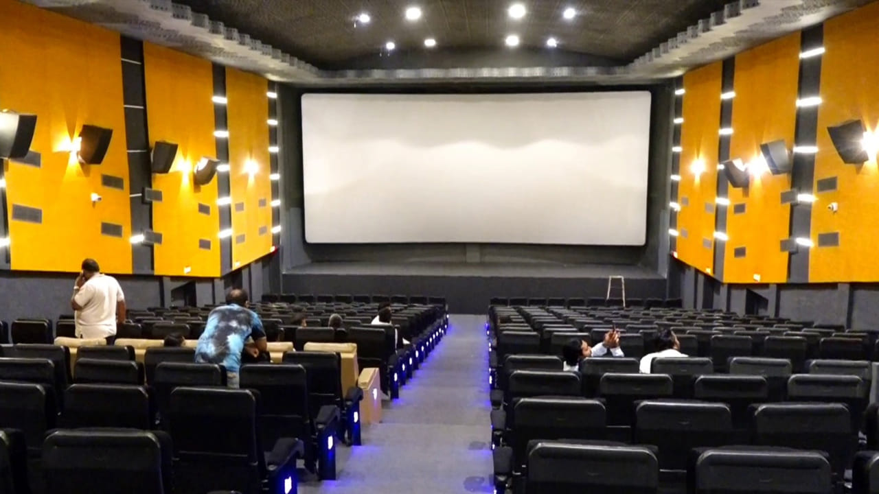 తిరగబడ్డ వెండితెర బొమ్మ.. మూతపడుతున్న థియేటర్లు!