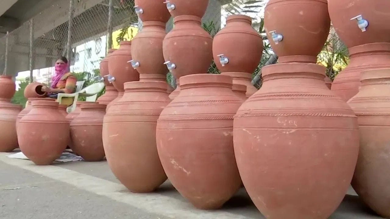 మట్టి కుండలు: మట్టి కుండలు కేవలం నీటిని చల్లబరచడమే కాకుండా, గాలిలో తేమను కాపాడతాయి. కిటికీల దగ్గర నీటితో నిండిన మట్టి పాత్రలను ఉంచడం వల్ల సహజంగానే గది చల్లబడుతుంది. ఇది చాలా మందికి తెలియదు.