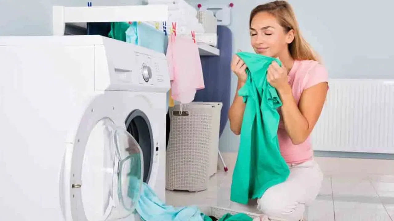 ముత్యాలు, స్ఫటికాలు ఉన్న దుస్తులు: ముత్యాలు, పగడాలు లేదా పూసల పని ఉన్న ఖరీదైన దుస్తులను మెషీన్‌లో వేయకూడదు. మెషీన్ తిరుగుతున్నప్పుడు కలిగే రాపిడికి ఆ అలంకరణలు ఊడిపోవడమే కాకుండా బట్టల దారాలు బయటకు వచ్చేస్తాయి. అంతేకాదు ఆ ఊడిపోయిన పూసలు మెషీన్ డ్రమ్‌లో చిక్కుకుని మెషీన్‌ను పాడు చేస్తాయి.
