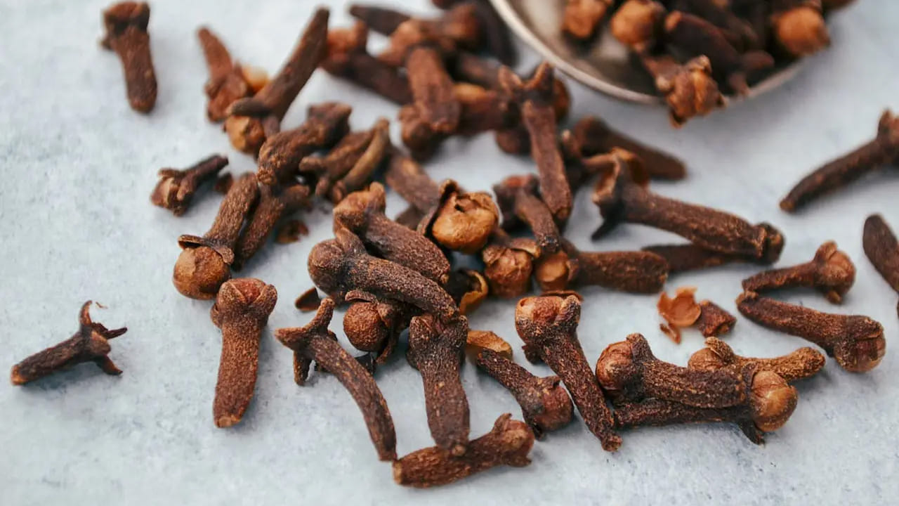 రోజువారీ ఆహారంలో లవంగాలను చేర్చుకోవడం వల్ల రోగనిరోధక శక్తి పెరుగుతుంది. ముఖ్యంగా మగవారిలో రక్త ప్రసరణ మెరుగుపడటానికి ఇది ఒక సహజ ప్రేరకంగా పనిచేస్తుంది. అందుకే వంటింట్లో ఉండే ఈ చిన్న లవంగం, మన ఆరోగ్యానికి ఒక పెద్ద రక్షక కవచం లాంటిది. దీనిని సరైన పద్ధతిలో ఉపయోగిస్తే వైద్యుల దగ్గరకు వెళ్లాల్సిన అవసరం చాలా వరకు తగ్గుతుంది.
