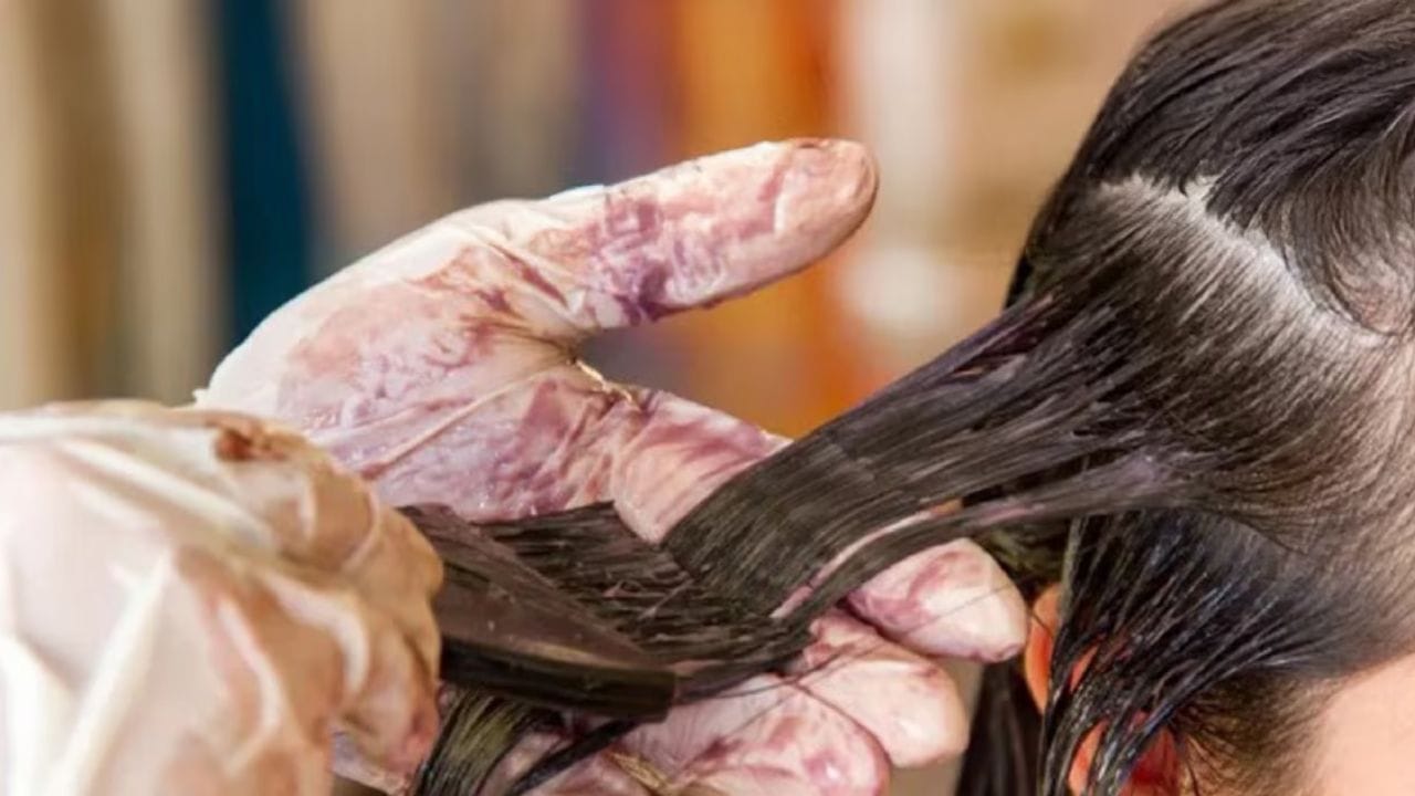 అరటి పండు తొక్కలో మెగ్నీషియం, పొటాషియం, యాంటీ ఆక్సిడెంట్లు పుష్కలంగా ఉంటాయి. వీటిని ఇనుప బాణలిలో వేయించినప్పుడు కార్బన్ విడుదలవుతుంది. ఇది జుట్టు కుదుళ్లలో సహజ పిగ్మెంట్‌ను పెంచడానికి సహాయపడుతుంది. ఒక లవంగాలో జుట్టు ఆరోగ్యానికి, రంగు పెంచడానికి సహాయపడుతాయి. (Note పైన పేర్కొన్న అంశాలు కేవలం ఇంటర్నెట్ నుంచి సేకరించి వివరాల ఆధారం అందించబడింది. దీనిని ప్రయత్నించే ముందు ఒకసారి నిపుణుల సలహా తీసుకోవడం మంచిది.