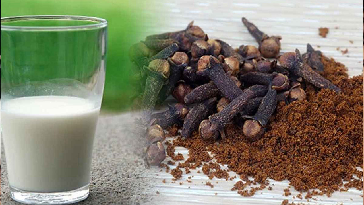 పురుషుల లైంగిక ఆరోగ్యం మెరుగుపడటానికి అవసరమైన జింక్, మెగ్నీషియం వంటి మూలకాలను శరీరం గ్రహించేలా లవంగం చేస్తుంది. కేవలం శారీరక శక్తే కాదు, మానసిక ప్రశాంతతను కూడా ఇది అందిస్తుంది. రోజంతా ఒత్తిడితో ఇంటికి వచ్చిన వారికి ఈ లవంగం పాలు ఒక గొప్ప రిలాక్సేషన్ థెరపీలా పనిచేస్తాయి. అందుకే కృత్రిమ ప్రోటీన్ పౌడర్ల కంటే ఈ సహజ సిద్ధమైన పానీయం ఎంతో ఉత్తమమైనది.
