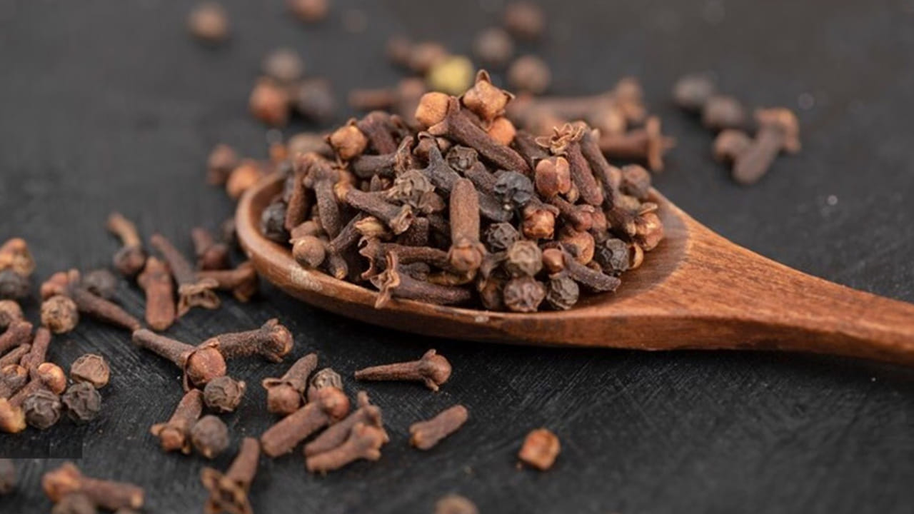  సాయంత్రం అయ్యేసరికి శక్తి మొత్తం హరించుకుపోయినట్లు అనిపిస్తుంది. అటువంటి సమయంలో 2-3 లవంగాలను నీటిలో మరిగించి, కొంచెం అల్లం, తేనె కలిపి 'లవంగం టీ'లా తీసుకుంటే తక్షణమే శక్తి వస్తుంది. ఇది మెదడును చురుగ్గా ఉంచి, ఒత్తిడిని తగ్గిస్తుంది. అలాగే, శారీరకంగా ఎక్కువగా కష్టపడే వారు లవంగం నూనెను వాడటం చాలా మంచిది. కండరాల నొప్పులు ఉన్న చోట లవంగం నూనెతో సున్నితంగా మసాజ్ చేస్తే, ఆ భాగంలో రక్త ప్రసరణ పెరిగి నొప్పి తగ్గుతుంది.
