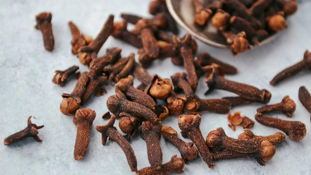 తయారు చేసే విధానం: ఒక పెనం తీసుకొని స్టవ్ పై పెట్టి వేడి చేయండి తర్వాత ఎండబెట్టిన అరటిపండు తొక్కలు,లవంగాలను వేయండి. ఇవి పూర్తిగా నల్లగా, బొగ్గులా మారే వరకు డ్రై రోస్ట్ చేయాలి. చల్లారిన తర్వాత, వాటిని మెత్తటి పొడిలా గ్రైండ్ చేసుకోవాలి. ఈ పొడిలో కొబ్బరి లేదా ఆముదం, లేదా అలోవెరా జెల్‌ను కలిపి పేస్ట్‌లా తయారు చేసుకోవాలి.