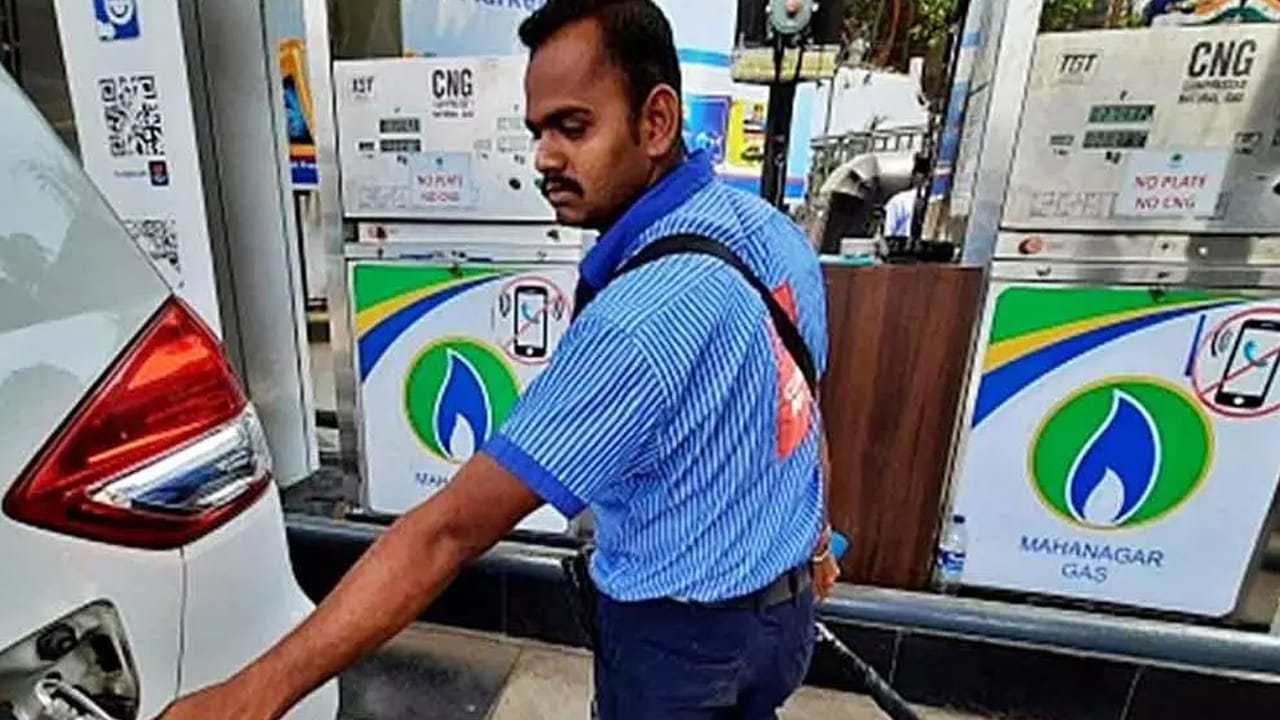  వాణిజ్య గ్యాస్ సిలిండర్లు, ఎయిర్ టర్బైన్ ఫ్యూయల్ ధరలు పెరిగిన నేపథ్యంలో CNG ధరలు కూడా పెరగడం ప్రారంభించాయి. ఈసారి, టొరెంట్ గ్యాస్ సంస్థ CNG ధరలను పెంచింది. గతంలో ఈ సంస్థ పెట్రోల్, డీజిల్ ధరలను పెంచింది. అయితే ఇప్పటివరకు పెట్రోల్, డీజిల్ ధరలలో ప్రభుత్వ రంగ సంస్థలు ఎటువంటి మార్పులు చేయలేదు. ప్రస్తుతం ముడి చమురు ధరలు బ్యారెల్‌కు $110కి చేరుకున్నాయి. టొరెంట్ గ్యాస్ సంస్థ CNG ధరలను ఎంత పెంచిందో ఇప్పుడు చూద్దాం.