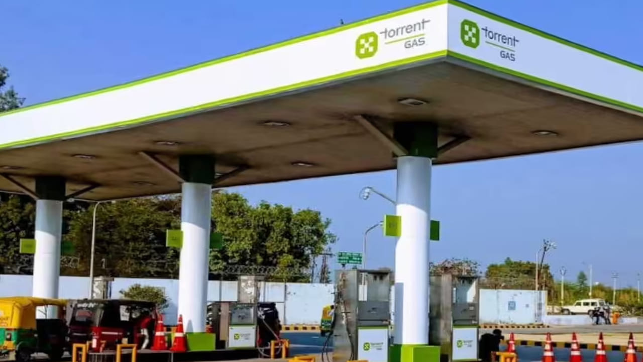  రూ. 2.50 పెరుగుదల: టొరెంట్ గ్యాస్ నగరంలో కంప్రెస్డ్ నేచురల్ గ్యాస్ (CNG) ధరను కిలోగ్రాముకు రూ.2.50 పెంచింది. ఈ పెంపు ఇంధన ధరల పెరుగుదలపై నివాసితులలో ఆందోళనలను రేకెత్తించింది. ఈ పెంపు తమ రోజువారీ ఖర్చులను మరింత పెంచుతుందని కొందరు స్థానికులు అన్నారు. తగ్గుతున్న లాభాల కారణంగా తమ సంపాదనపై ఒత్తిడి పెరుగుతోందని ఆటో-రిక్షా డ్రైవర్లు కూడా తెలిపారు. ఇంధన ధరలు విస్తృతంగా పెరుగుతున్న నేపథ్యంలో ఈ మార్పు చోటుచేసుకుంది. ఏప్రిల్ 1 నుంచి ప్రధాన నగరాల్లో వాణిజ్య ఎల్‌పిజి సిలిండర్ల ధరలు పెరిగాయి. ఏవియేషన్ టర్బైన్ ఫ్యూయల్ (ATF) ధరలు కూడా పెరిగాయి.