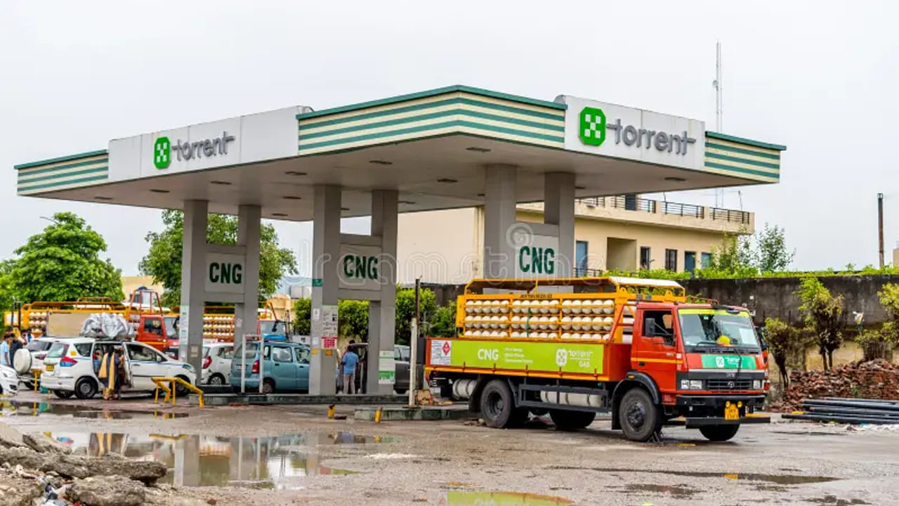  వాణిజ్య గ్యాస్ సిలిండర్ల ధరలు పెరిగాయి: దేశవ్యాప్తంగా ఇంధన ధరలు క్రమంగా పెరుగుతున్న నేపథ్యంలో CNG ధరలలో ఈ మార్పు వచ్చింది. ఏప్రిల్ 1వ తేదీ నుంచి వాణిజ్య LPG సిలిండర్ల ధరలు గణనీయంగా పెరిగాయి. ఢిల్లీలో రూ.195.50 పెంపు తర్వాత 19 కిలోల సిలిండర్ ధర ఇప్పుడు రూ.2,078.50కి చేరింది. చిన్న 5 కిలోల సిలిండర్లు కూడా మరింత ఖరీదైనవిగా మారాయి. అయితే మార్చిలో జరిగిన ఇటీవలి పెంపు తర్వాత గృహ వినియోగ ఎల్‌పీజీ ధరలు మారలేదు.